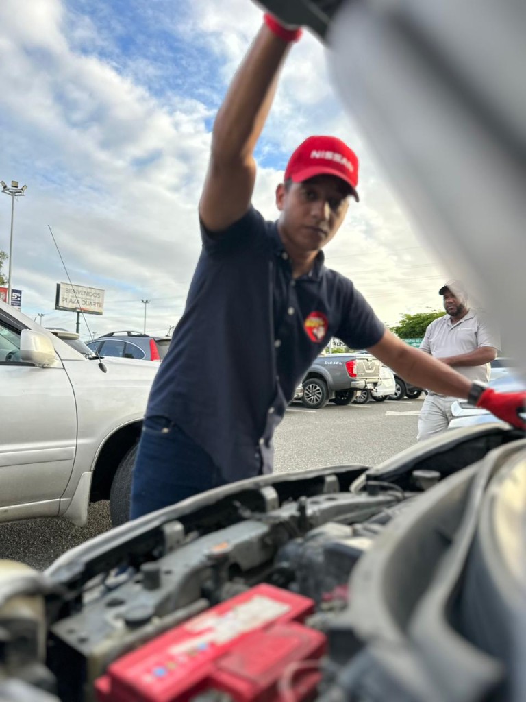 Boty inspeccionando un vehículo en taller